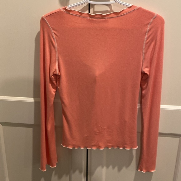 PRETTY SIZE MEDIUM PEACH WITH CREAM ACCENTS LONG SLEEVE T SHIRT V NECK - Picture 11 of 13